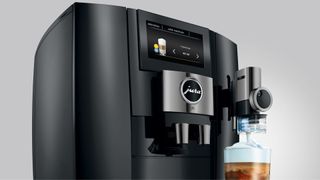 Jura J10 dispensing an iced latte macchiato