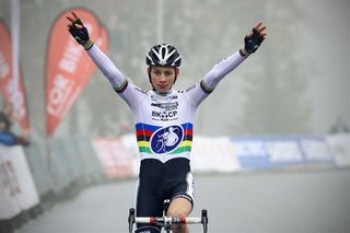 Reigning world champion and defending World Cup champion Mathieu van der Poel (Netherlands) took a convincing win to start his 2012-2013 World cup campaign.