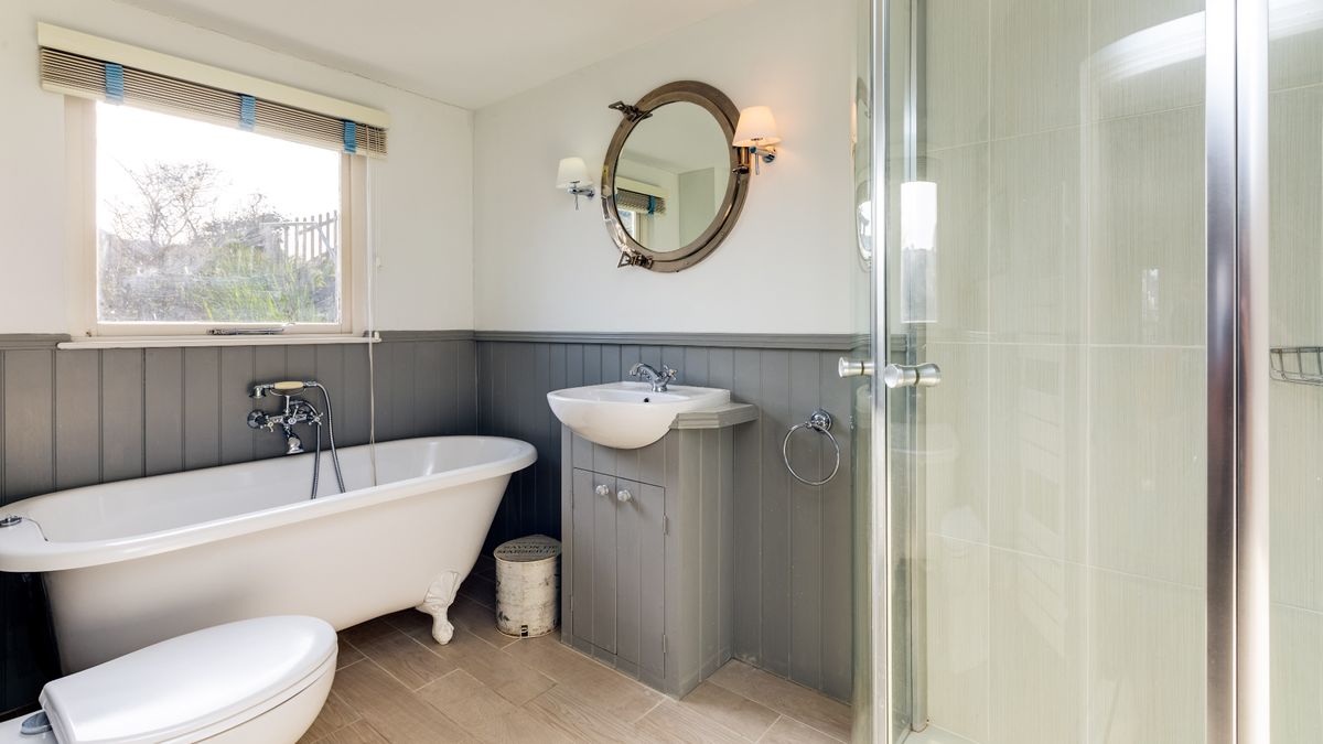 Family bathroom of Fern Cottage