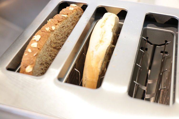 Cuisinart Classic image: The 1.4-inch slots will have no problem toasting thick slices of bread.