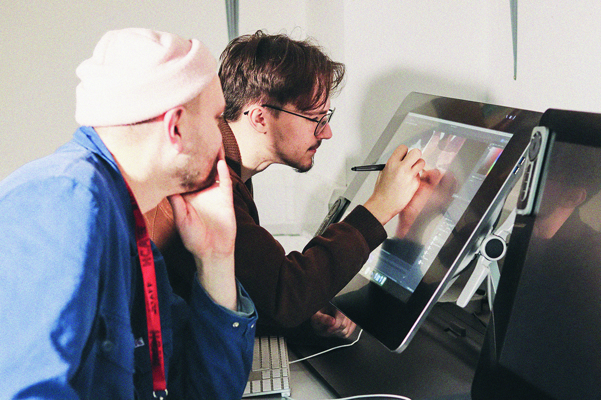 lllustrator Nicholas Stevenson in discussion with a student at Hereford College of Arts