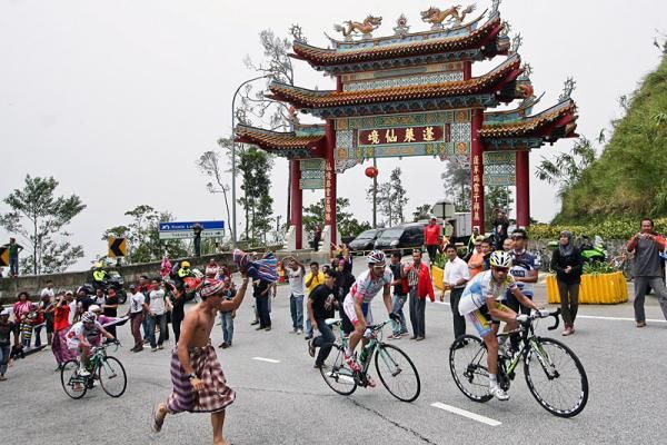 The leaders make their way to the summit finish of the Genting Highlands.