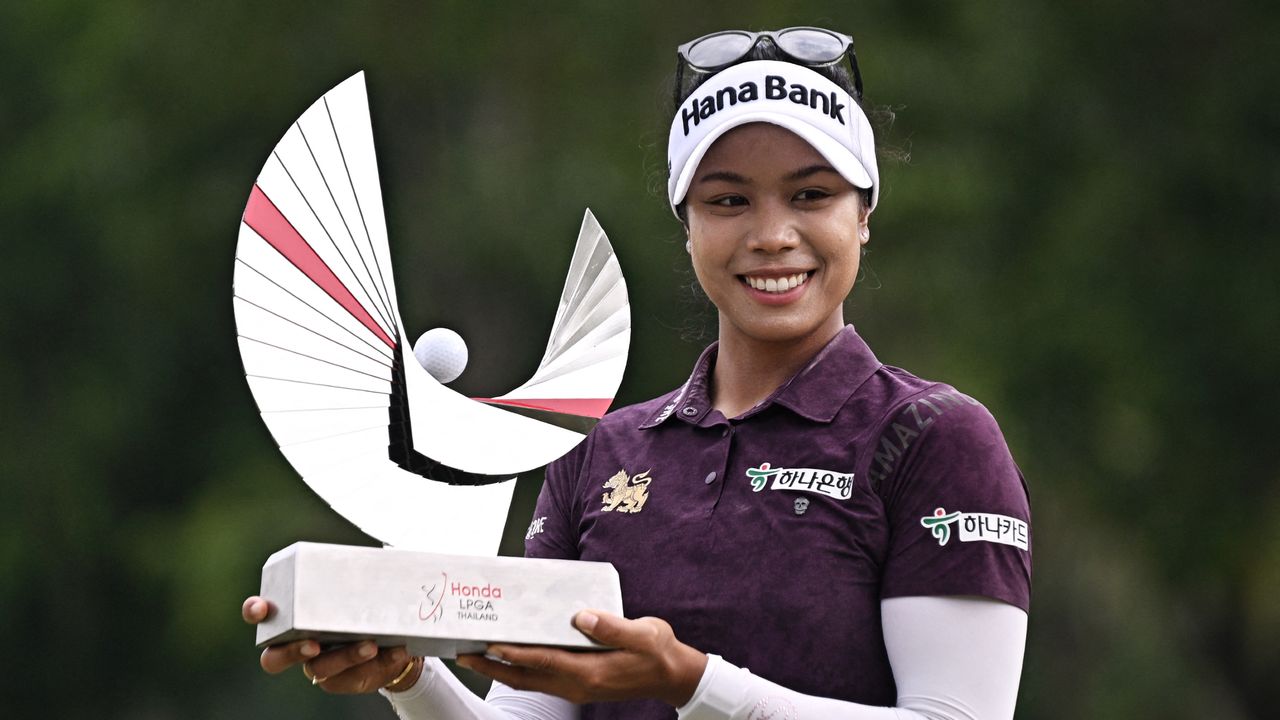 Patty Tavatanakit with the Honda LPGA Thailand trophy following her 2024 win