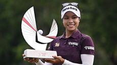 Patty Tavatanakit with the Honda LPGA Thailand trophy