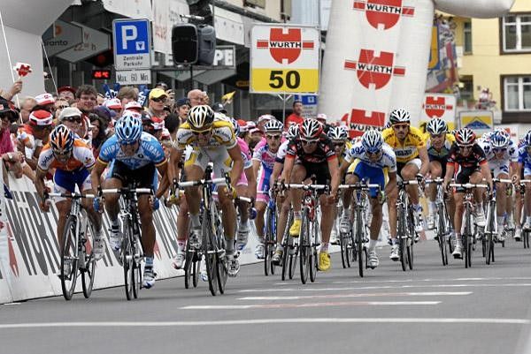 Oscar Freire, Gerald Ciolek and Bernard Eisel have less than 50 metres to go.