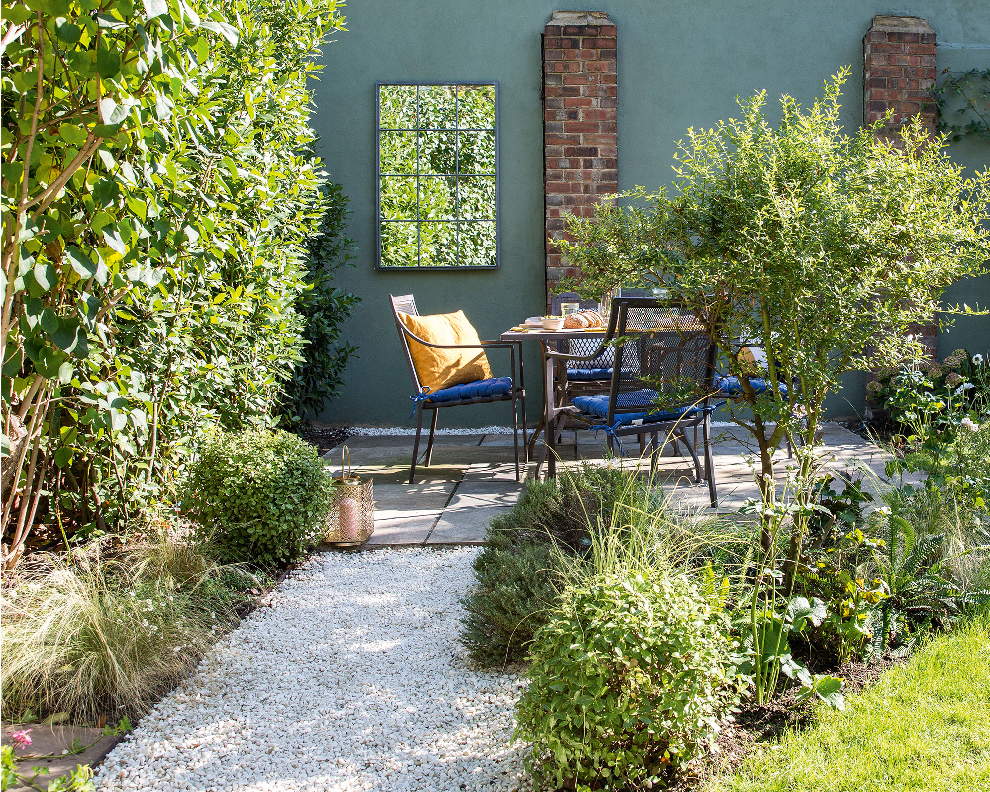 Gravel garden with seating area