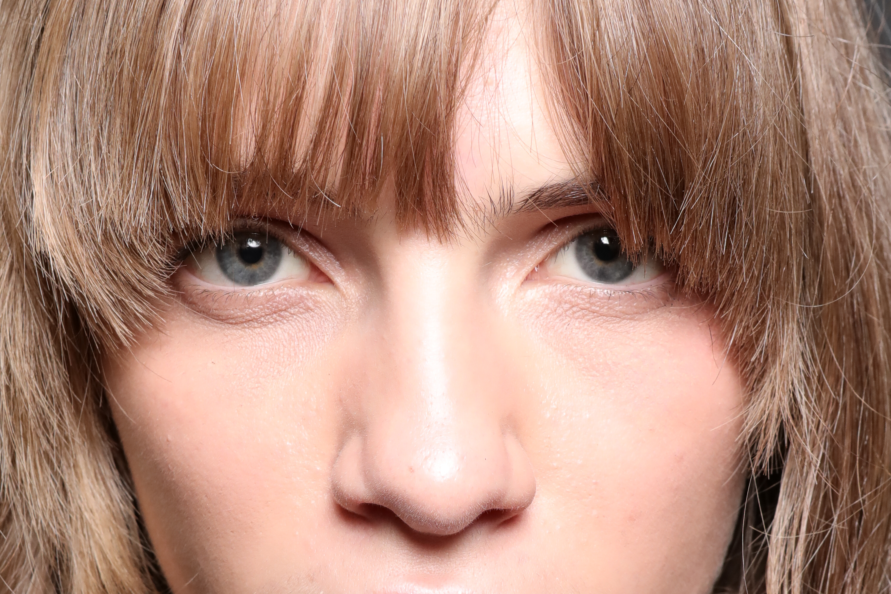 MILAN, ITALY - SEPTEMBER 22: Model Alice Cooper, fringe detail, poses in the backstage of the N&amp;deg;21 fashion show during the Milan Fashion Week - Spring / Summer 2022 on September 22, 2021 in Milan, Italy. (Photo by Rosdiana Ciaravolo/Getty Images)