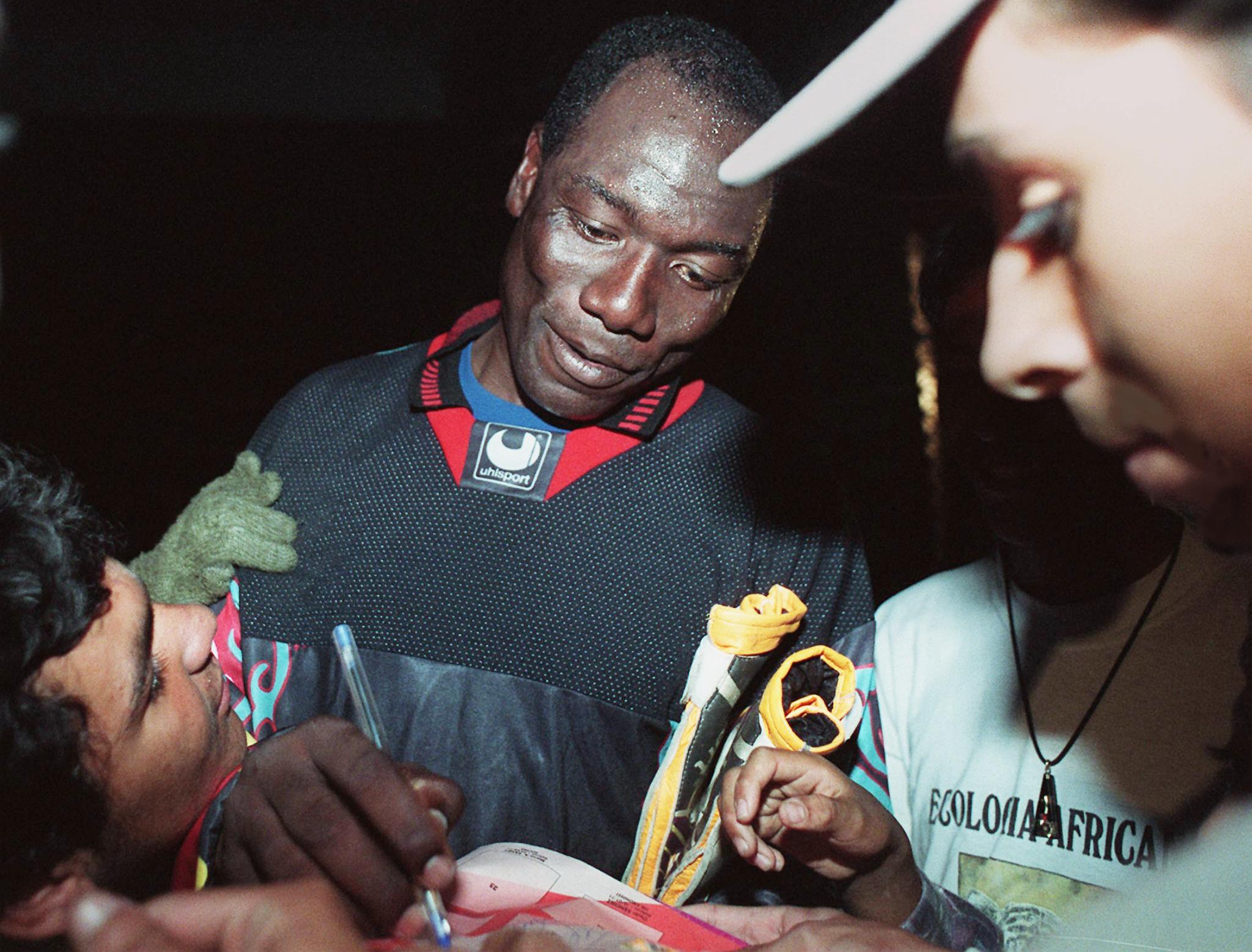 Thomas N'Kono signs autographs during his time at Bolivar