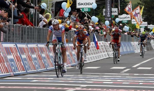 Alessandro De Marchi (Androni Giocattoli) crosses the finish line in second place, 16 seconds behind Jon Izagirre.