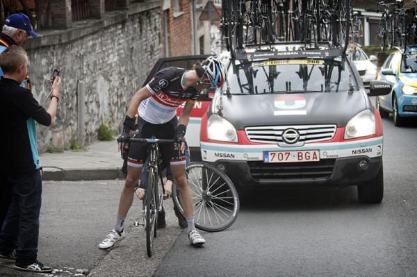 Frank Schleck (RadioShack) gets some assistance