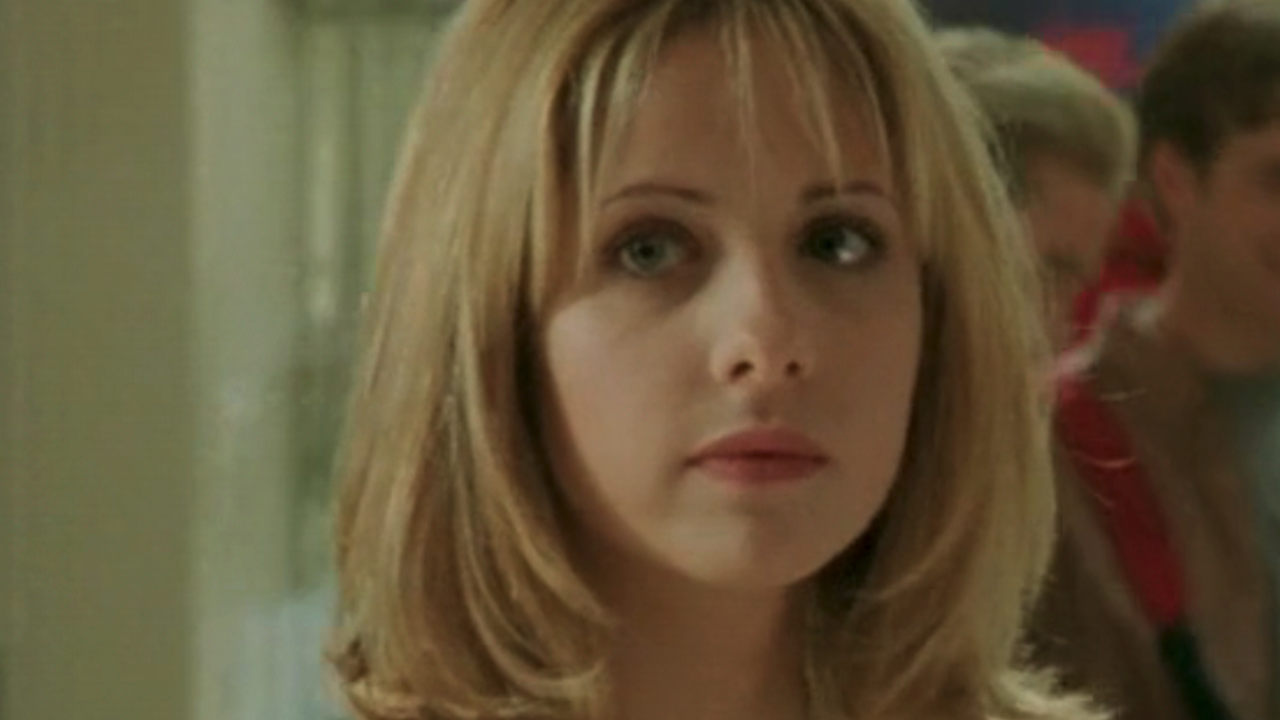 Sarah Michelle Gellar as Buffy with bangs and mid-length hair in Season 2 premiere