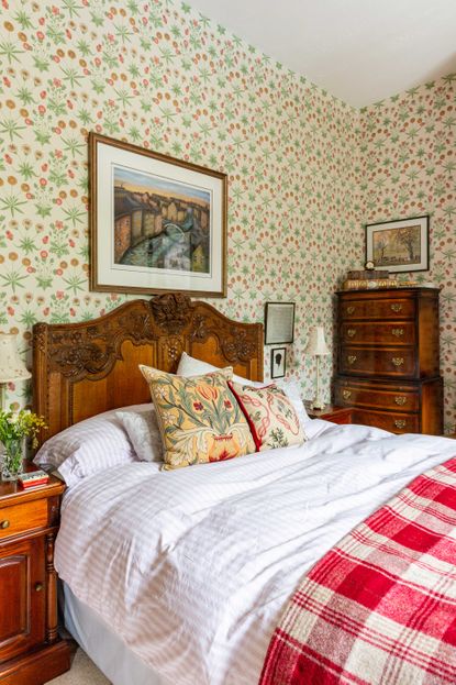 Real home: explore this William Morris-inspired canalside home | Real Homes