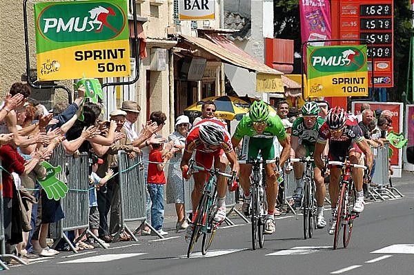 The sprinters wind it up for the first intermediate sprint at Saint-Flour.