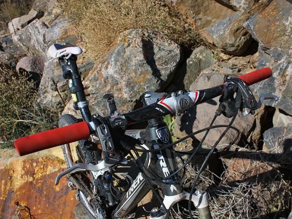 The flat Bontrager Race X Lite carbon bar is full-width at 620mm.