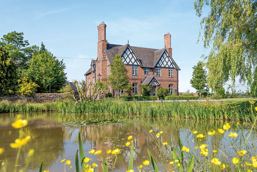 Houses for sale with beautiful fireplaces: Hoofield Hall, Clotton Hoofield, Chester. 