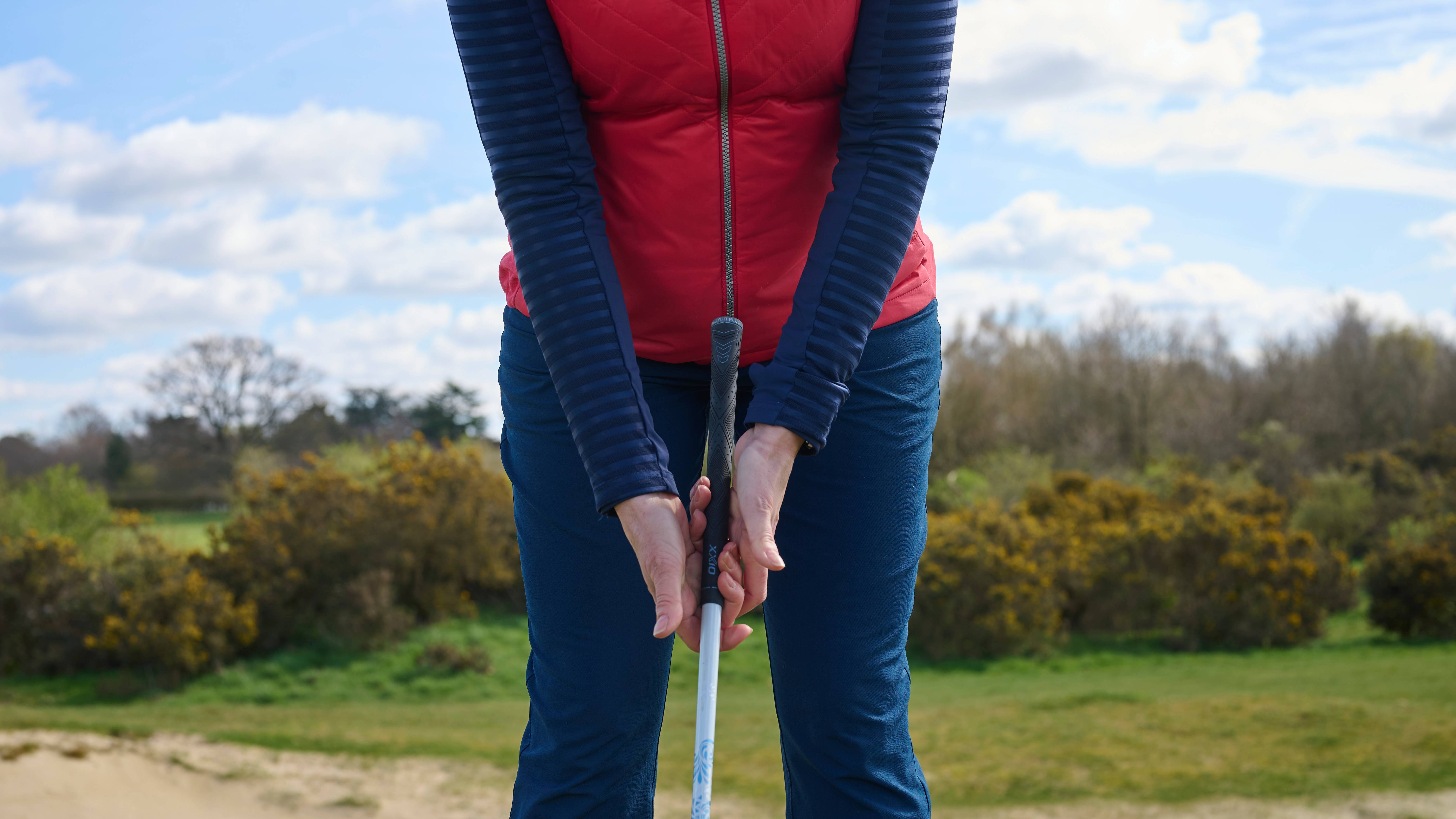 Katie Dawkins gripping down on a hybrid to use around the greens