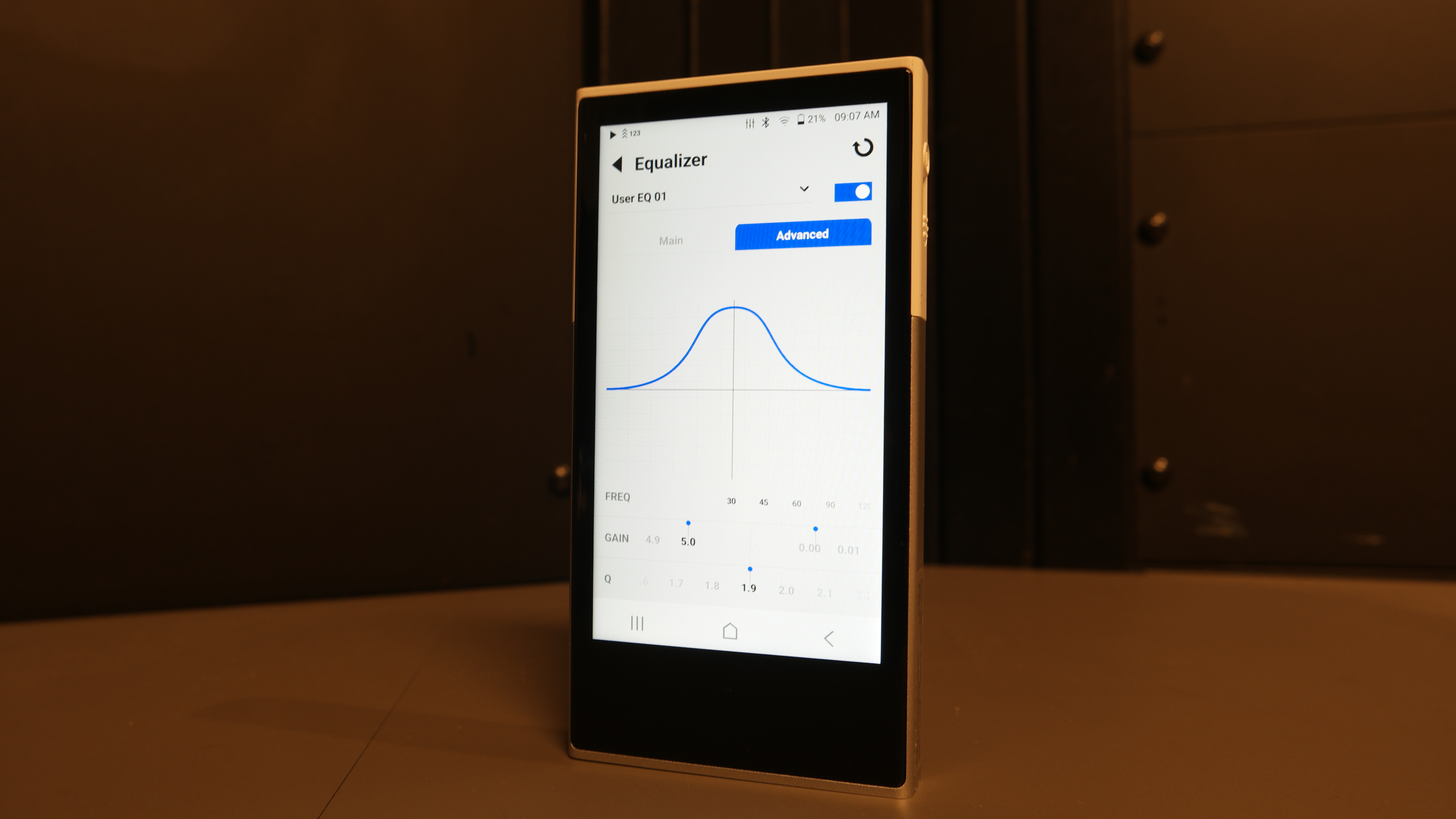 Astell & Kern Activo P1 showing 20-band parametric equalizer Q-factor adjustiment