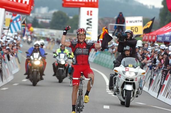 Marcus Burghardt (BMC) raises his arms in celebration.