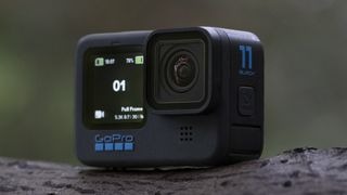 La cámara de acción GoPro Hero 11 Black sobre una superficie de madera