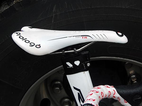 The sturdy integrated seatpost head is adjustable fore-aft.