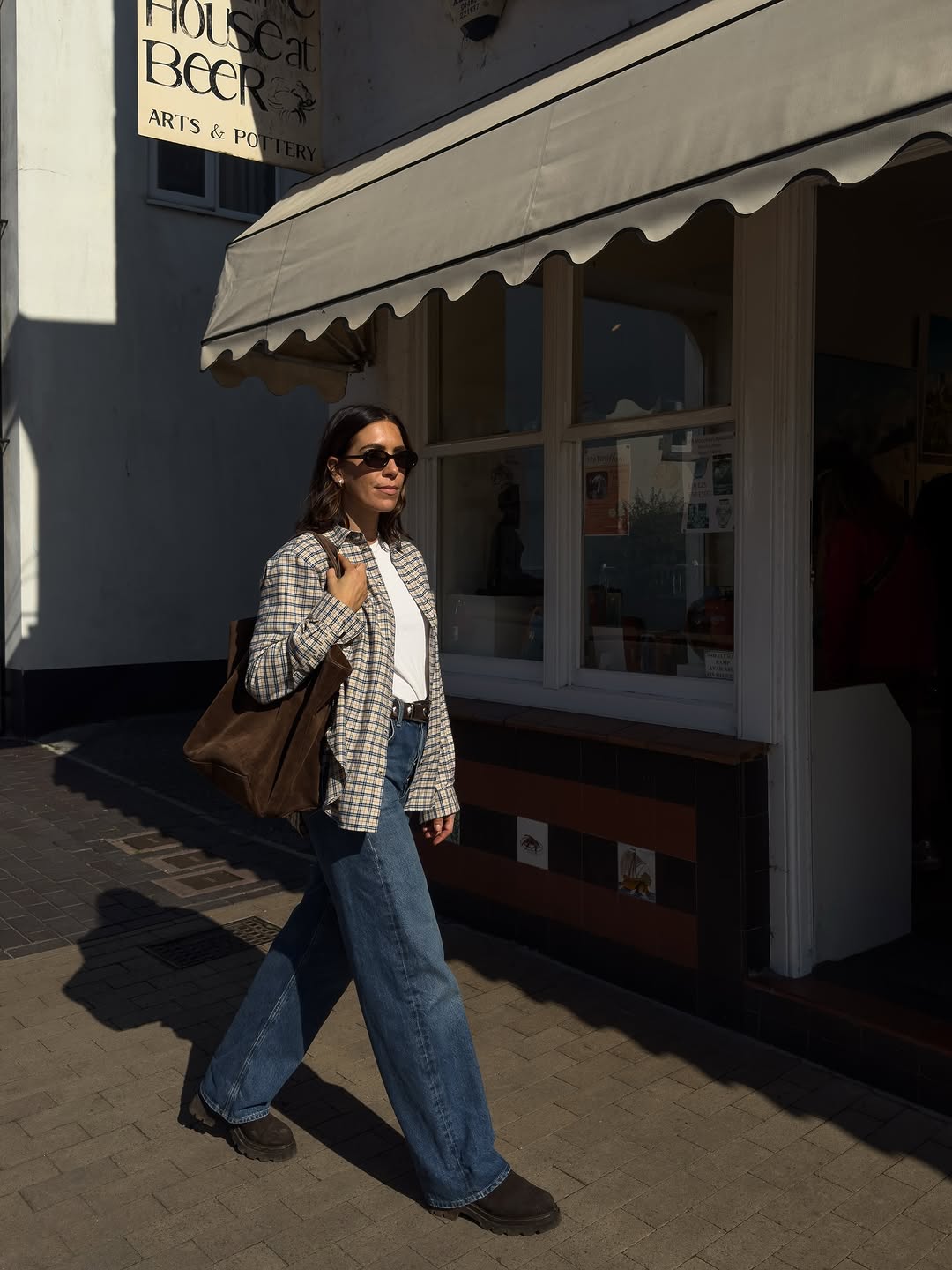 Influencer styling black boots
