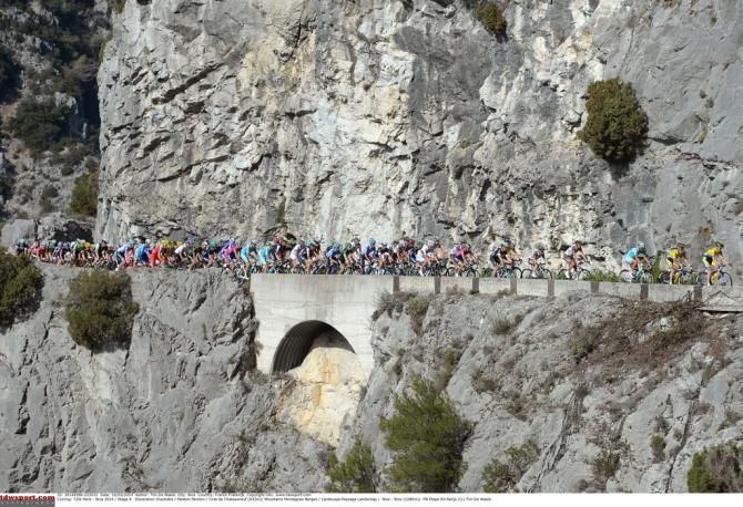 The riders approach the Cote de Chateauneuf