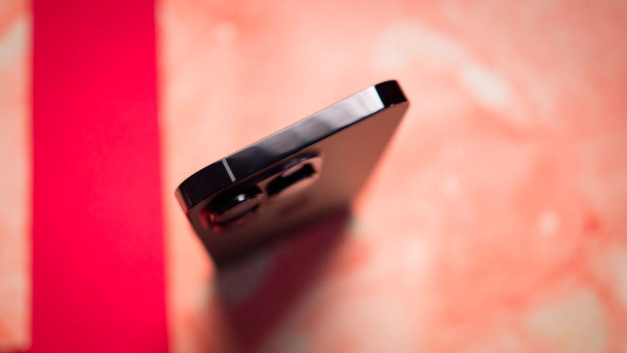 iPhone 14 Pro antenna bands