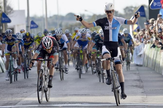 Theo Bos (Blanco) wins stage 2 of the Volta ao Algarve