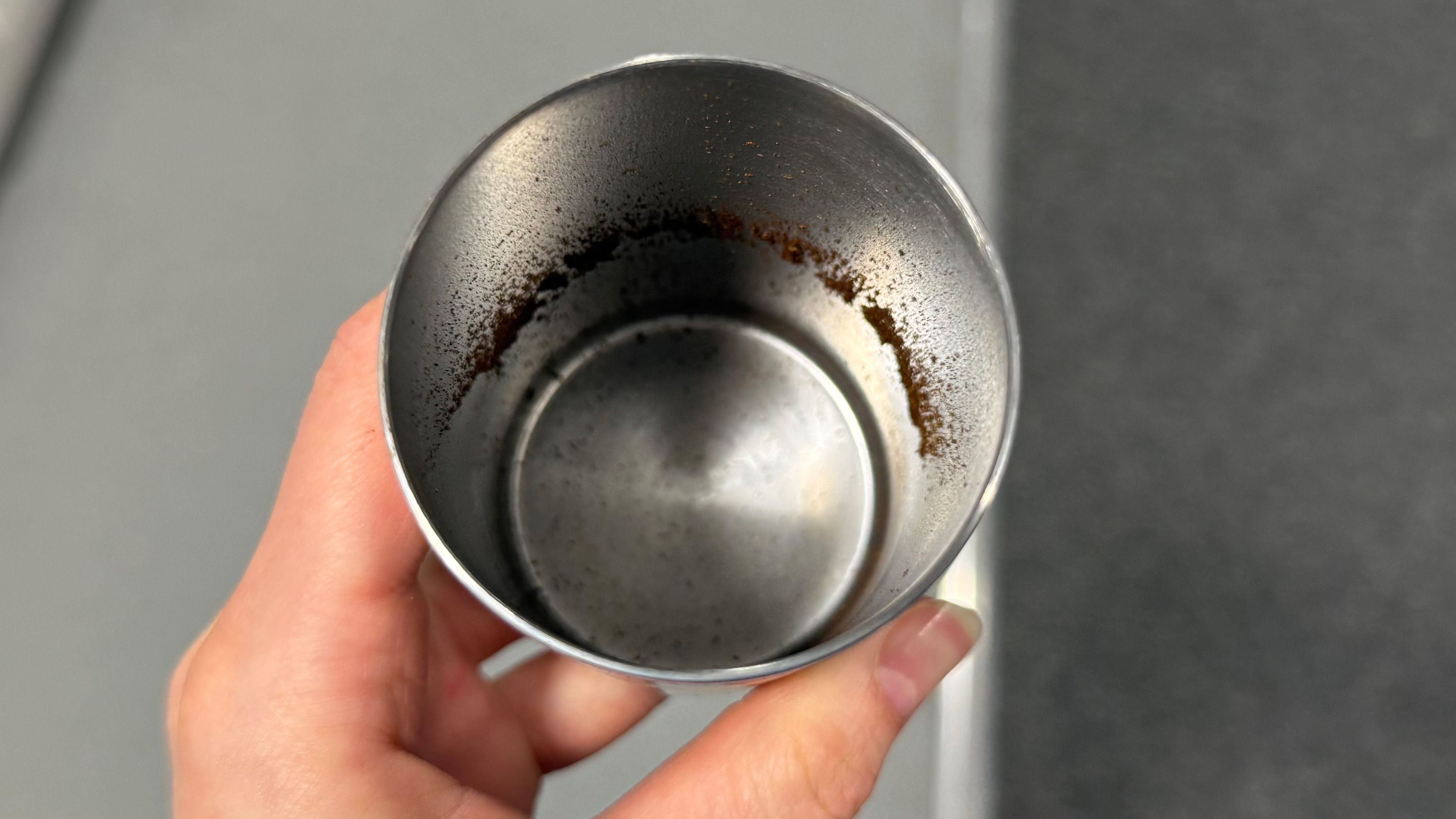 a photo of the catch canister on the mazzer philos showing static