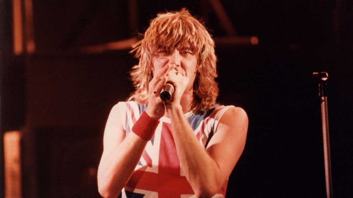 Joe Elliott onstage