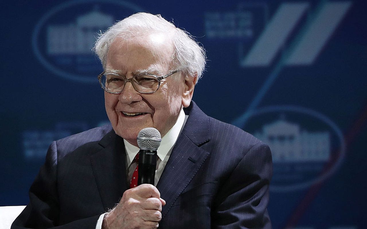 WASHINGTON, DC - JUNE 14:Warren Buffett participates in a discussion during the White House Summit on the United State Of Women June 14, 2016 in Washington, DC. The White House hosts the firs