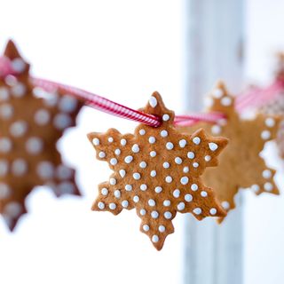 gingerbread star garland with white icing