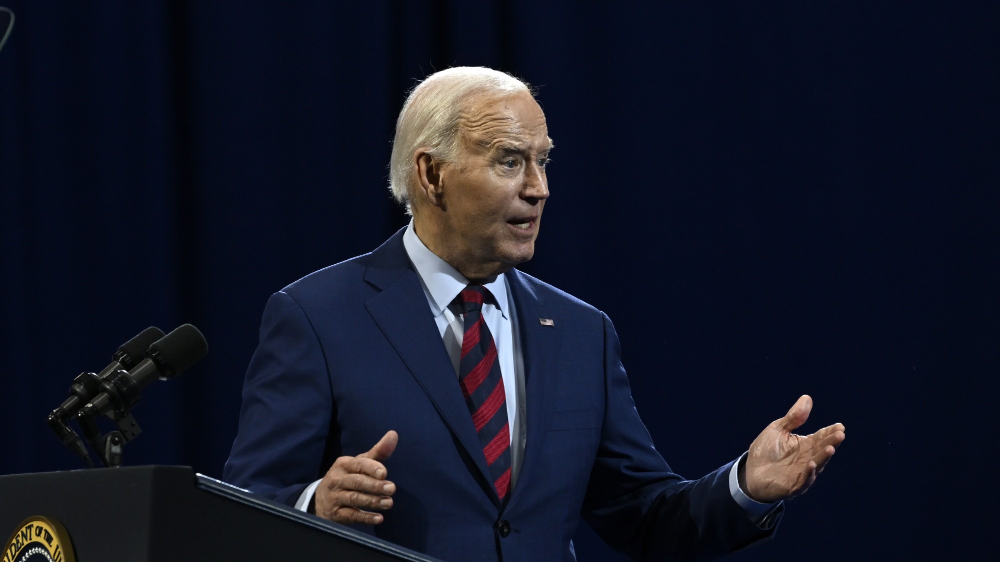  Biden tackles campus protests, deplores 'chaos' 