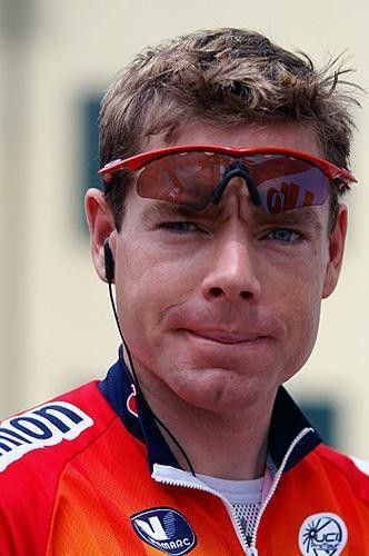 Cadel Evans (Davitamon-Lotto) may be contemplating his collarbone and how to keep it safe