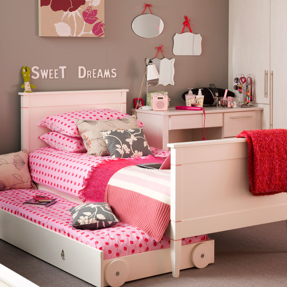 bedroom with bed and pink pillows