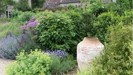 How to reuse old planters in the yard