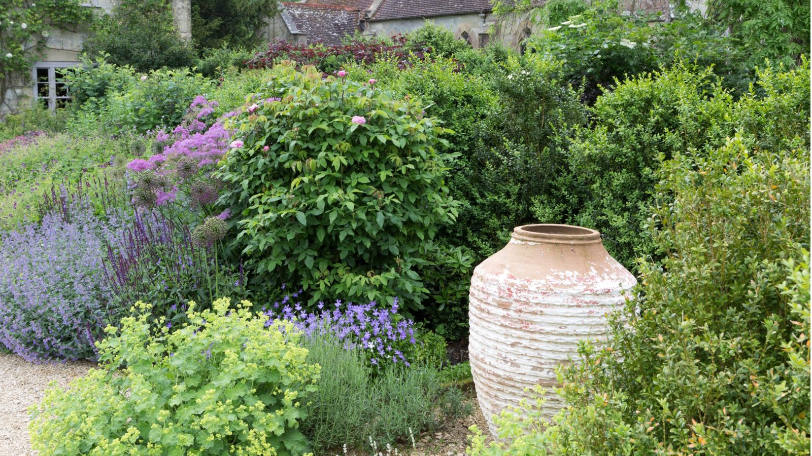 How to reuse old planters in the garden