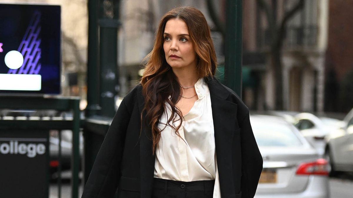 Katie Holmes Validates the Capri Pant Trend's Comeback in Metallic Mules and a Charm-Coated Micro-Bag