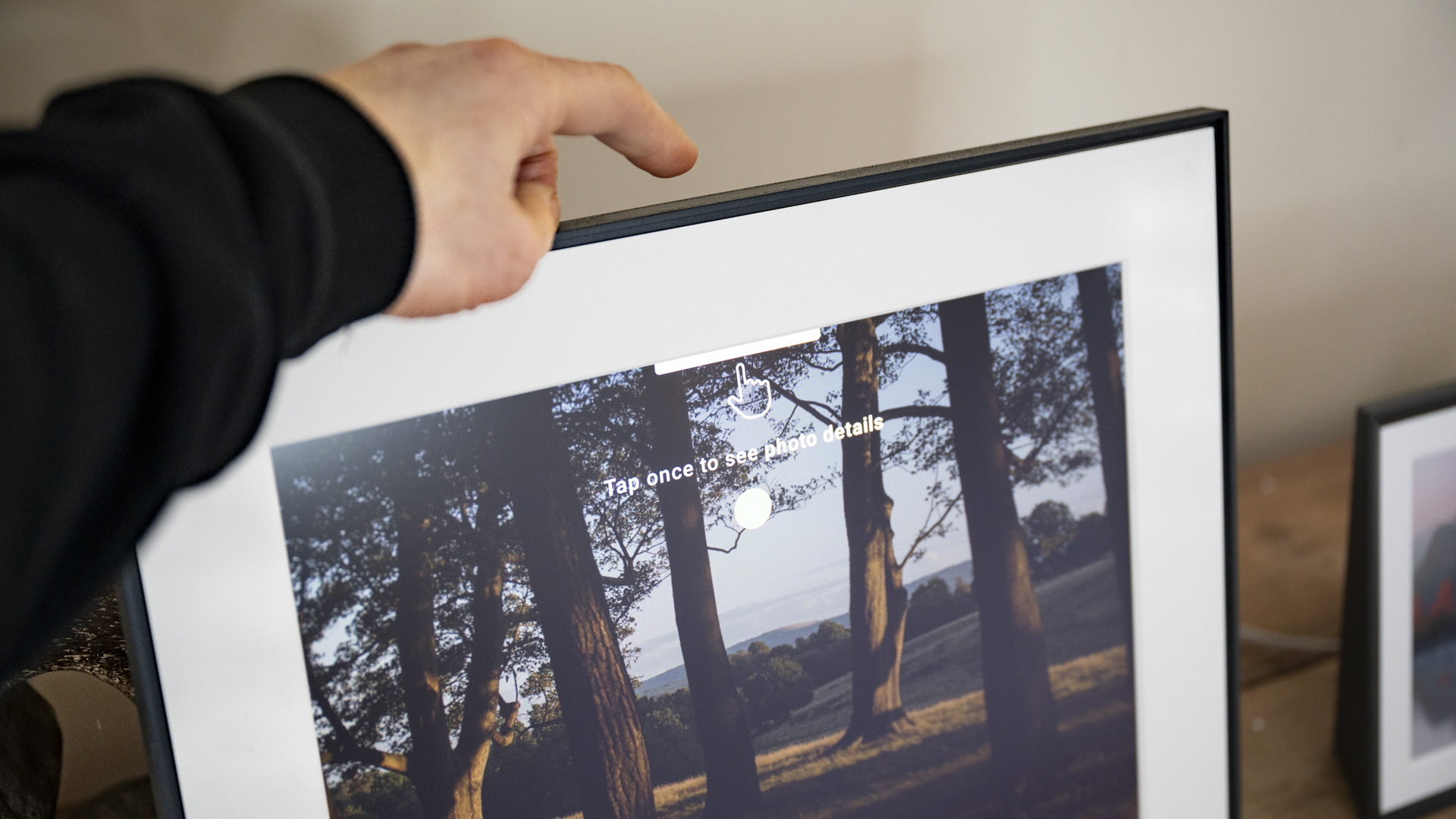 Touch bar panel in use of the Aura Walden digital photo frame