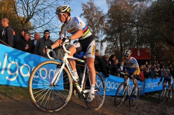 Zdenek Stybar pushes the pace in the front group.
