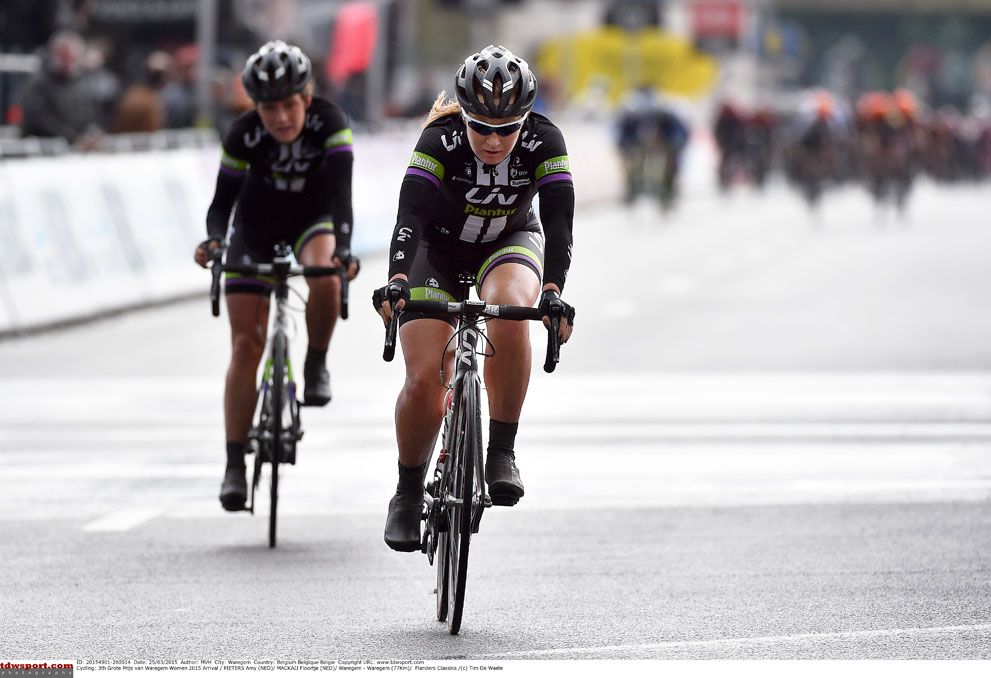 Amy Pieters beats her teammate to victory