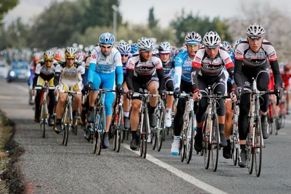 The interests of the leading teams were not letting anyone get away before the mountains today.