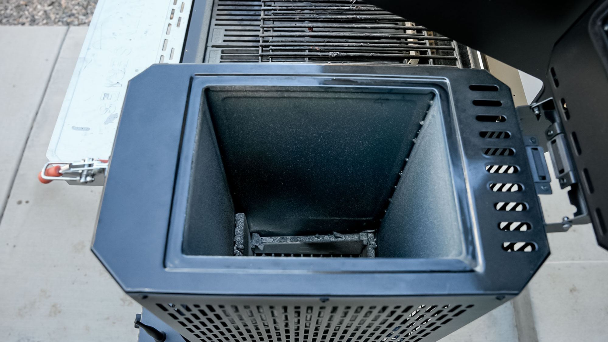 The Masterbuilt Gravity Series 1150 open pellet feeder