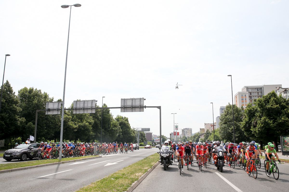 The peloton spreads across the entire road
