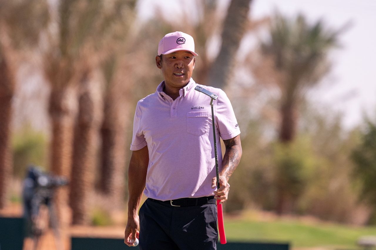 Anthony Kim watches his putt