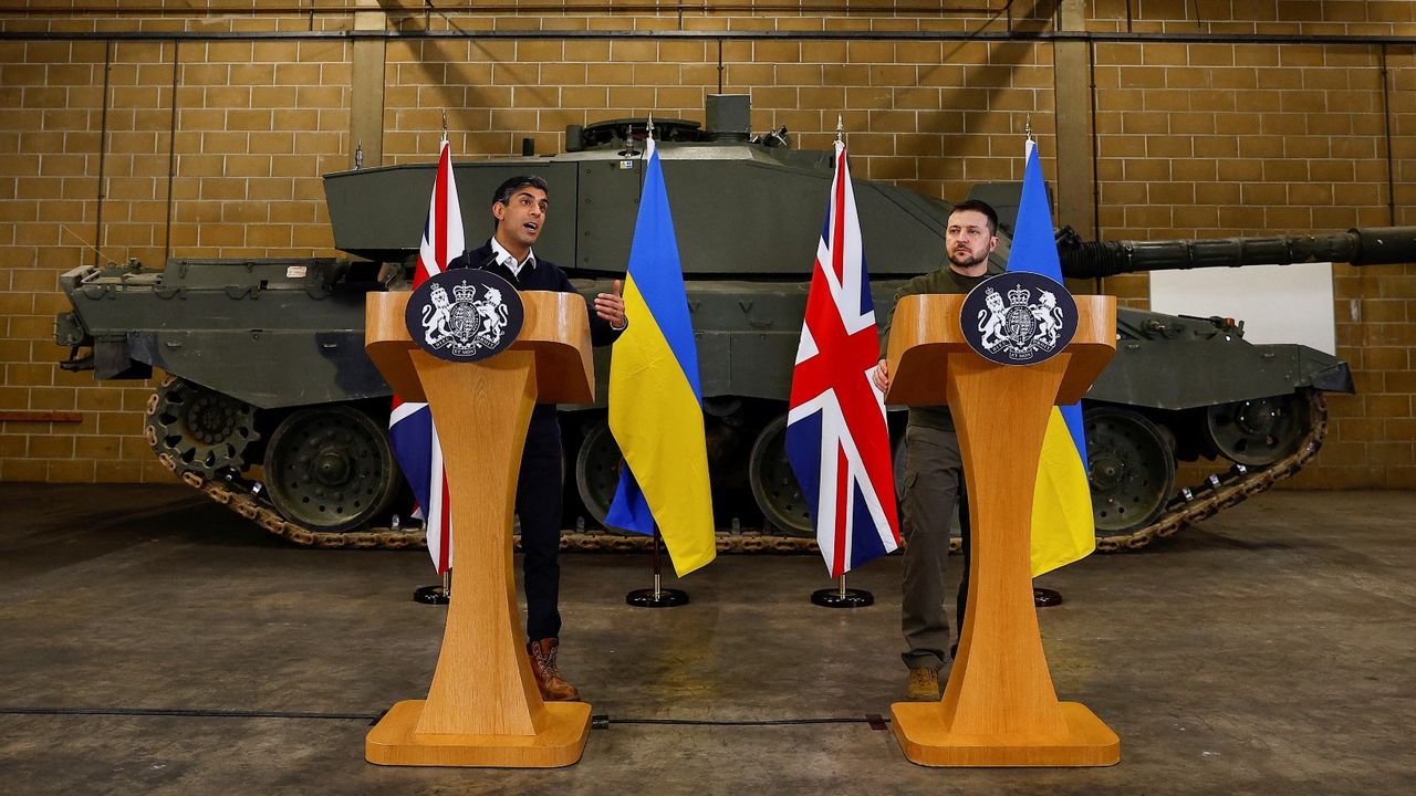 Ukrainian President Volodymyr Zelensky holds a press conference with Rishi Sunak in Dorset in February 2023