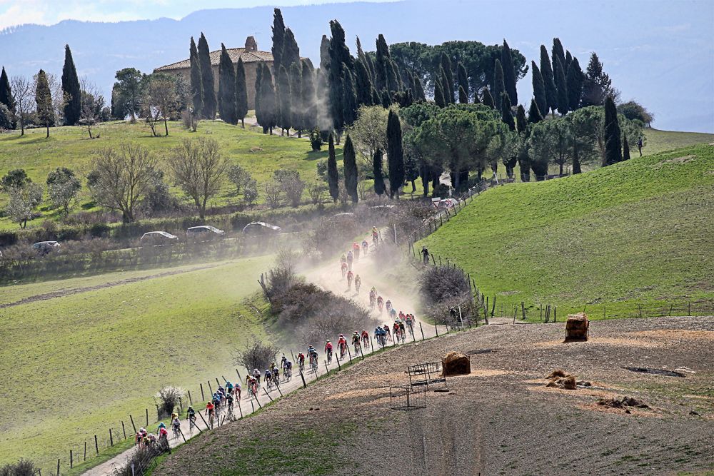 The peloton on a descent at Strade Bianche