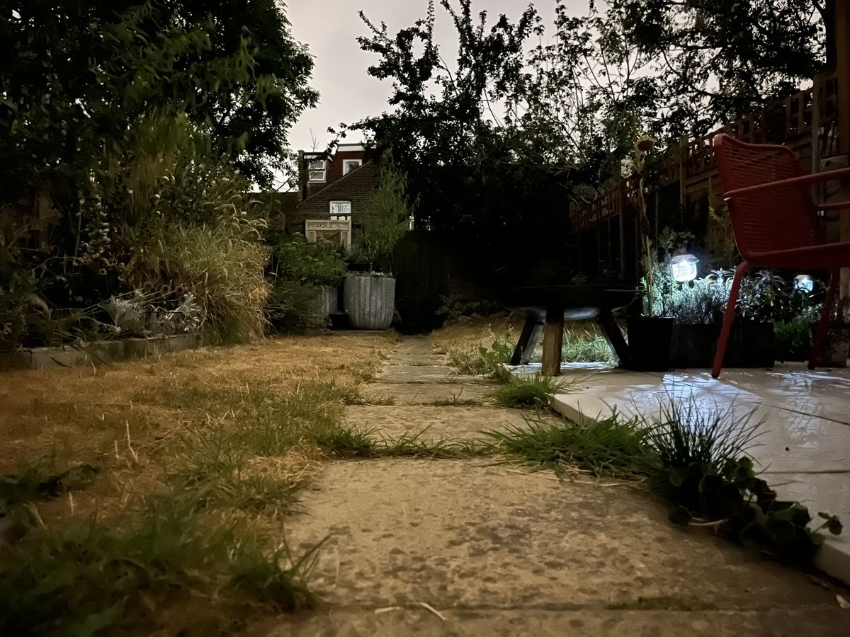 Samsung Galaxy Z Flip 4 camera sample iPhone 13 Mini comparison night mode main