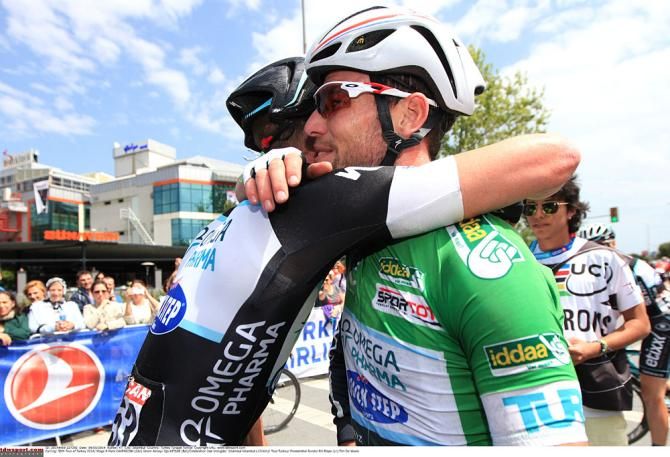 Mark Cavendish gets congratulations