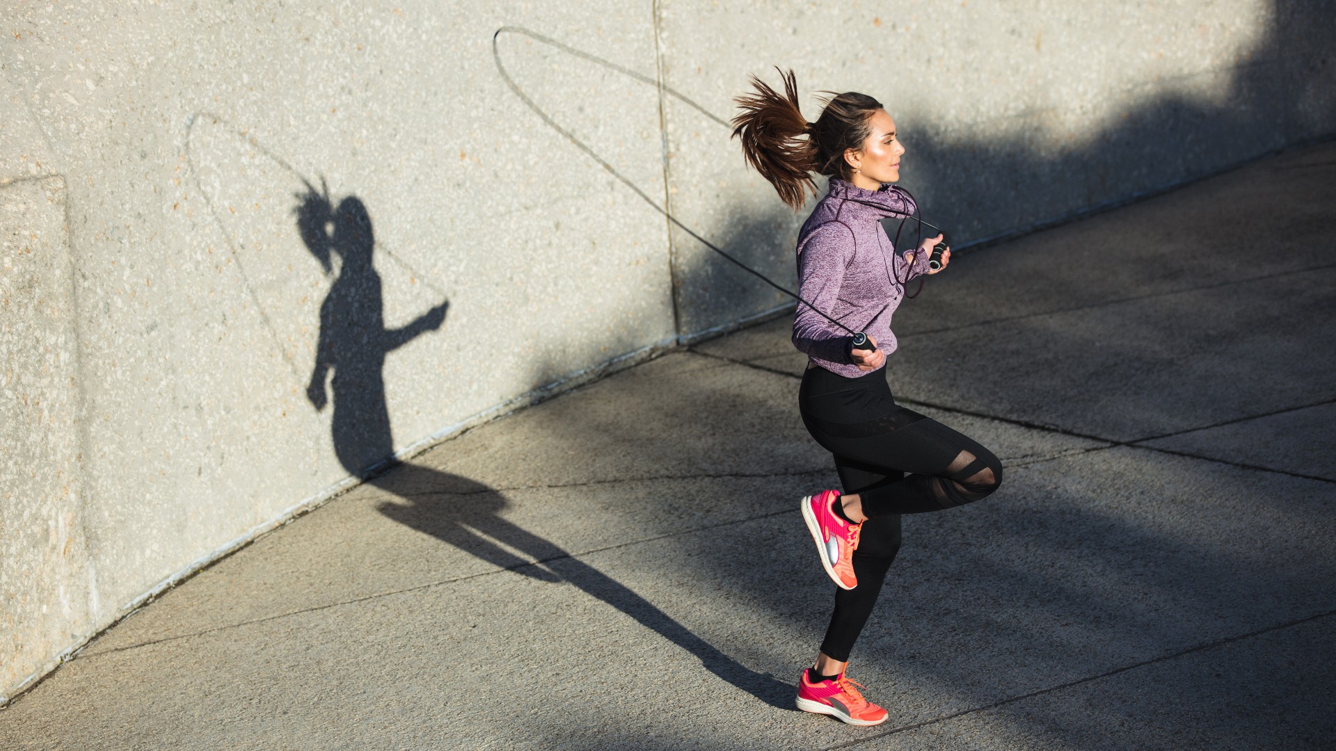 apakah lompat tali membakar lebih banyak kalori daripada berlari?